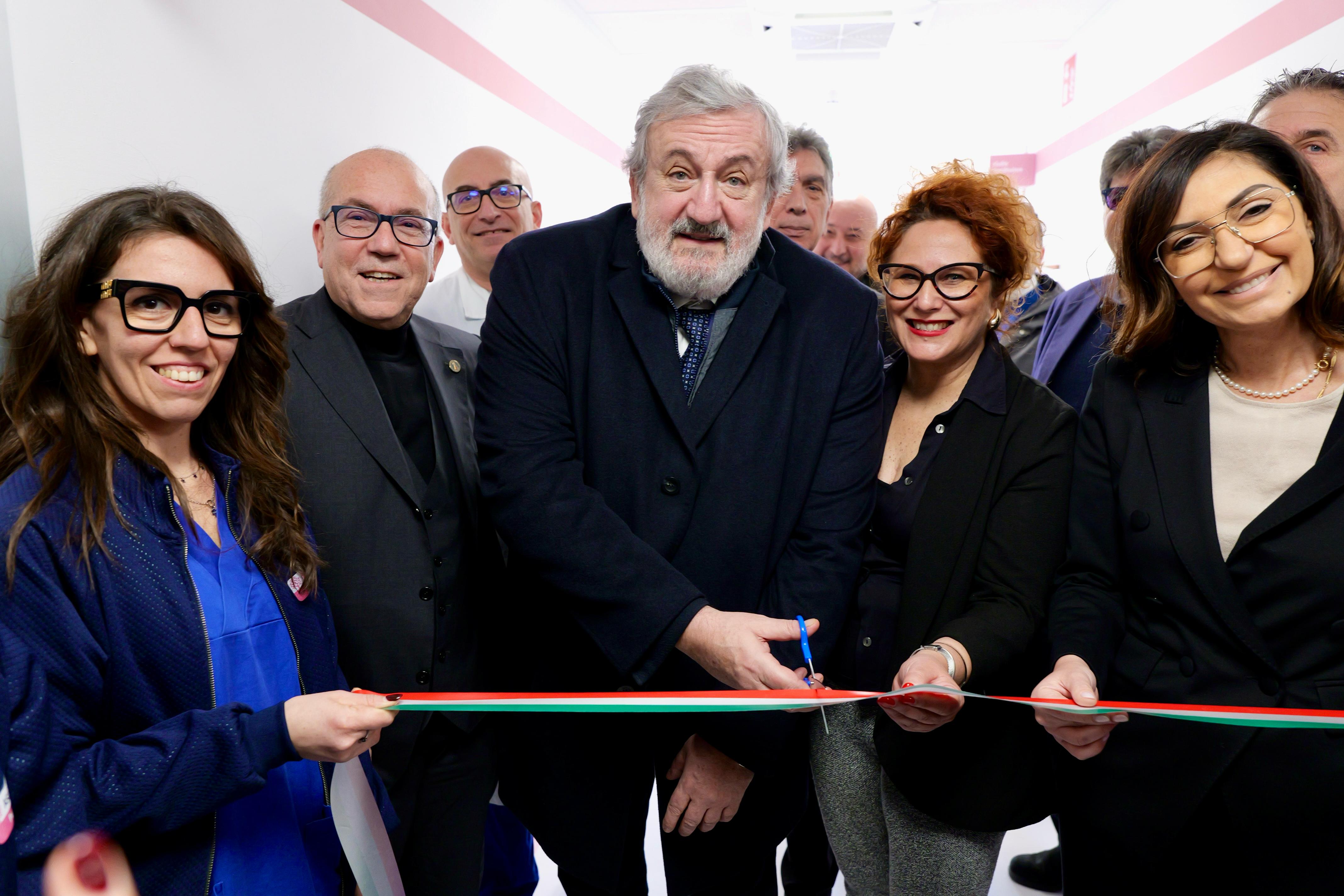 Galleria Emiliano a Barletta per la nuova Pet-Tac digitale, una delle più moderne d'Italia: “Sono qui per ringraziare gli operatori sanitari” - Diapositiva 2 di 12