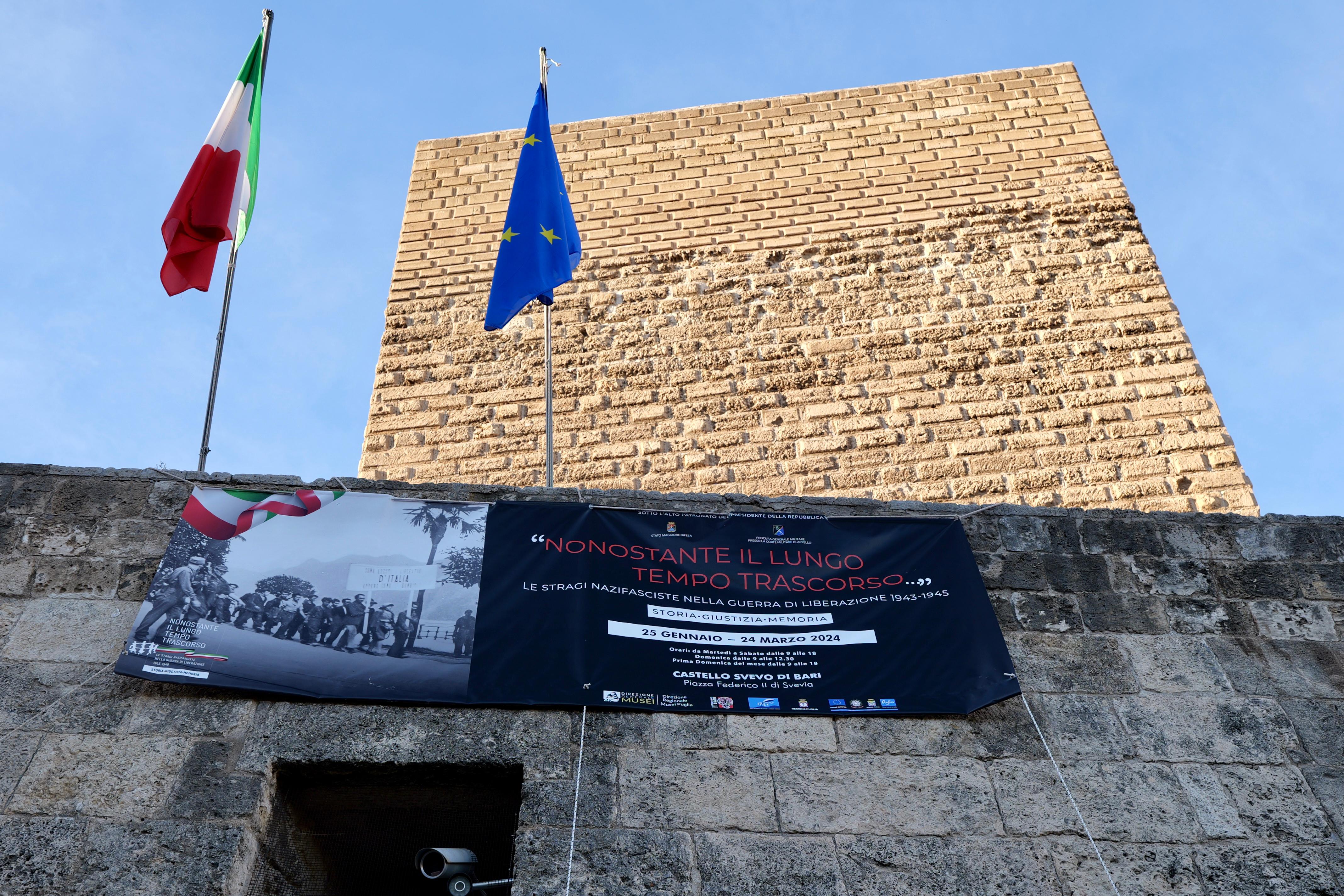 Galleria Il Presidente Emiliano al Castello Svevo di Bari per l’inaugurazione della mostra sulle stragi nazifasciste nella Guerra di Liberazione: “Anche così i pugliesi potranno celebrare la Giornata della memoria” - Diapositiva 9 di 12