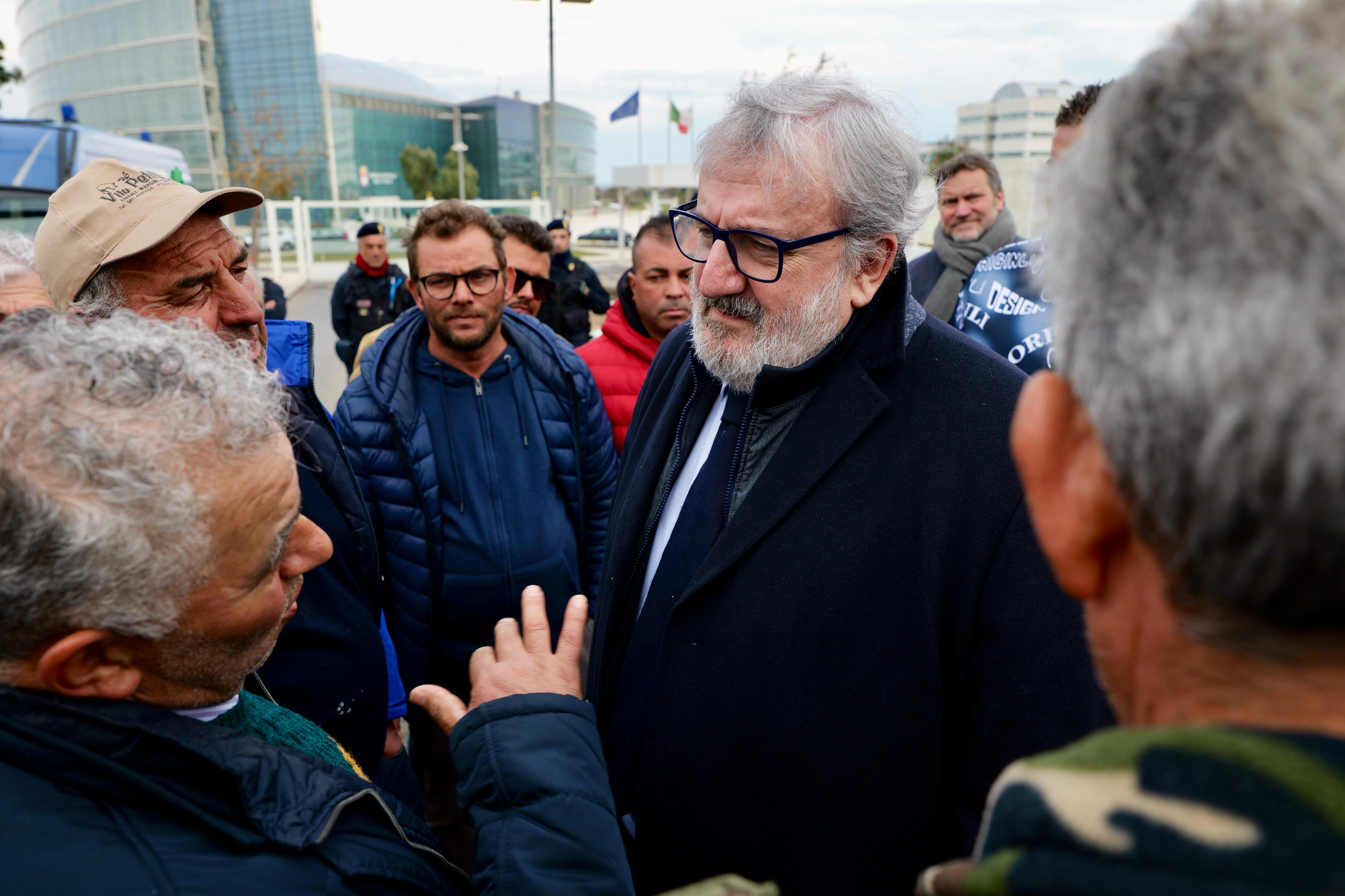 Galleria EMILIANO E PENTASSUGLIA INCONTRANO I RAPPRESENTANTI DEL MOVIMENTO SPONTANEO DI AGRICOLTORI SALENTINI NELLA SEDE CONSIGLIO REGIONALE: “DOBBIAMO STAR LORO VICINI E ASCOLTARLI” - Diapositiva 7 di 10