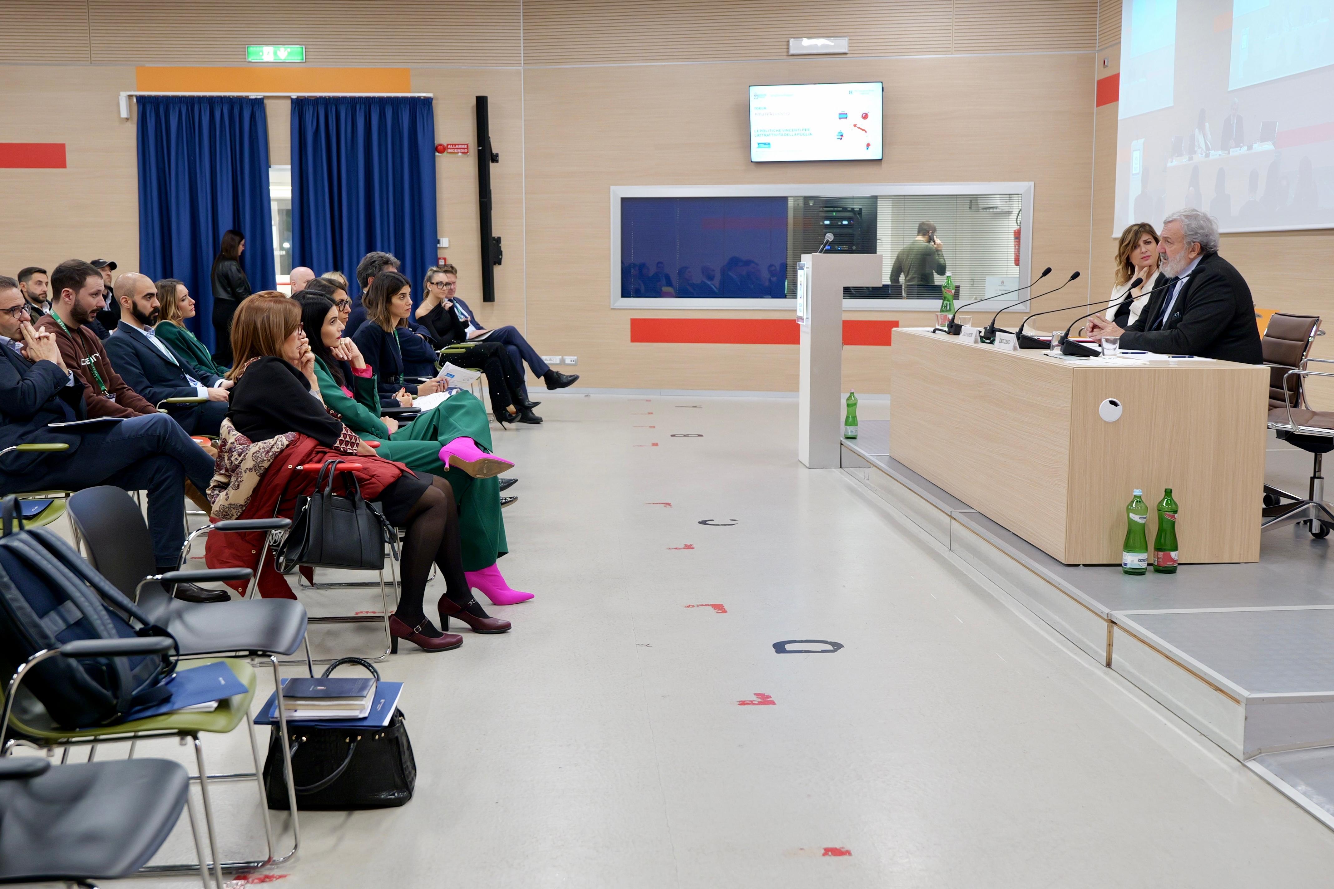 Galleria Bari, Emiliano chiude il Forum #mareAsinistra alla Fiera del Levante: “Lavoriamo per riportare in Puglia i tanti talenti sparsi per il mondo” - Diapositiva 3 di 6