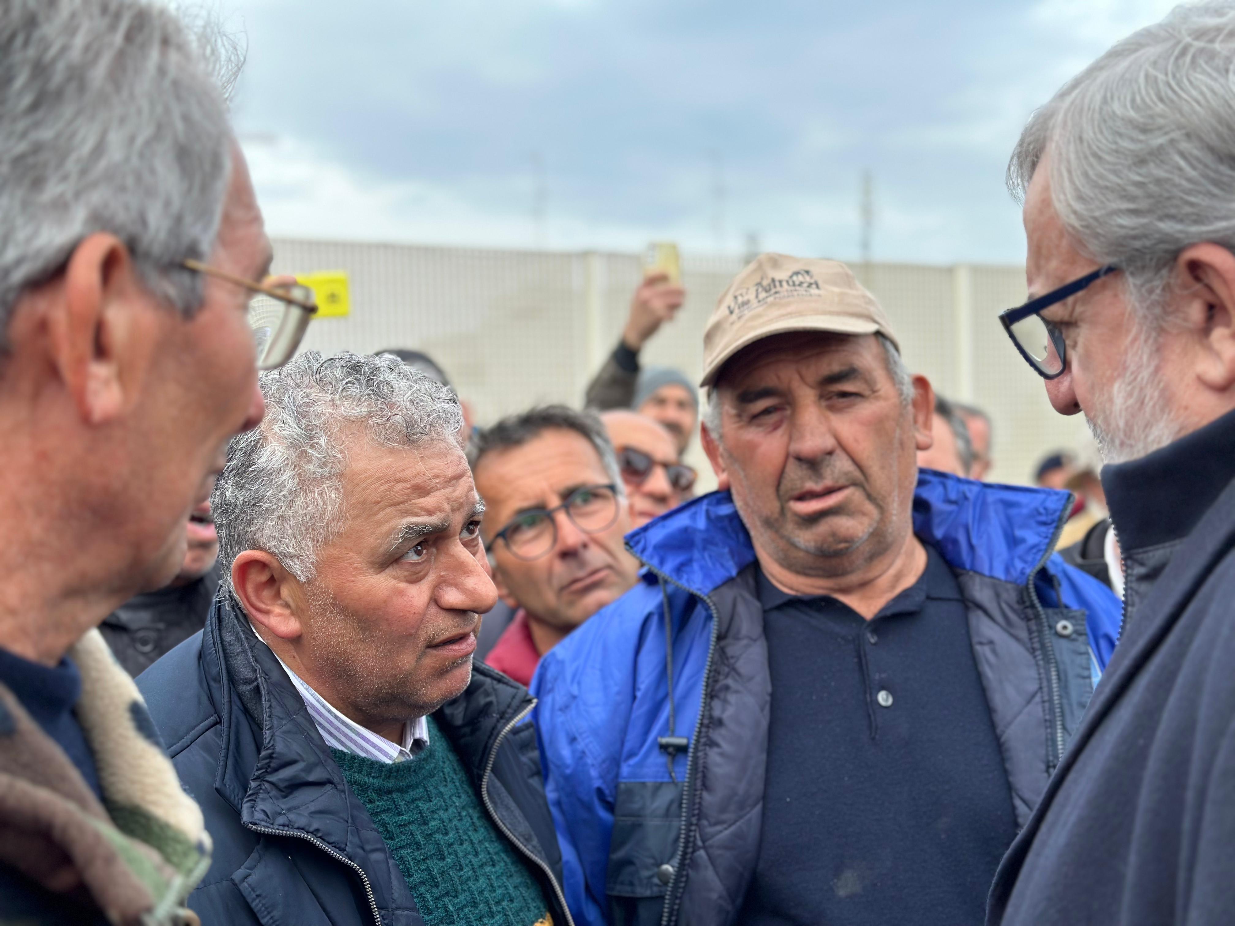 Galleria EMILIANO E PENTASSUGLIA INCONTRANO I RAPPRESENTANTI DEL MOVIMENTO SPONTANEO DI AGRICOLTORI SALENTINI NELLA SEDE CONSIGLIO REGIONALE: “DOBBIAMO STAR LORO VICINI E ASCOLTARLI” - Diapositiva 2 di 10