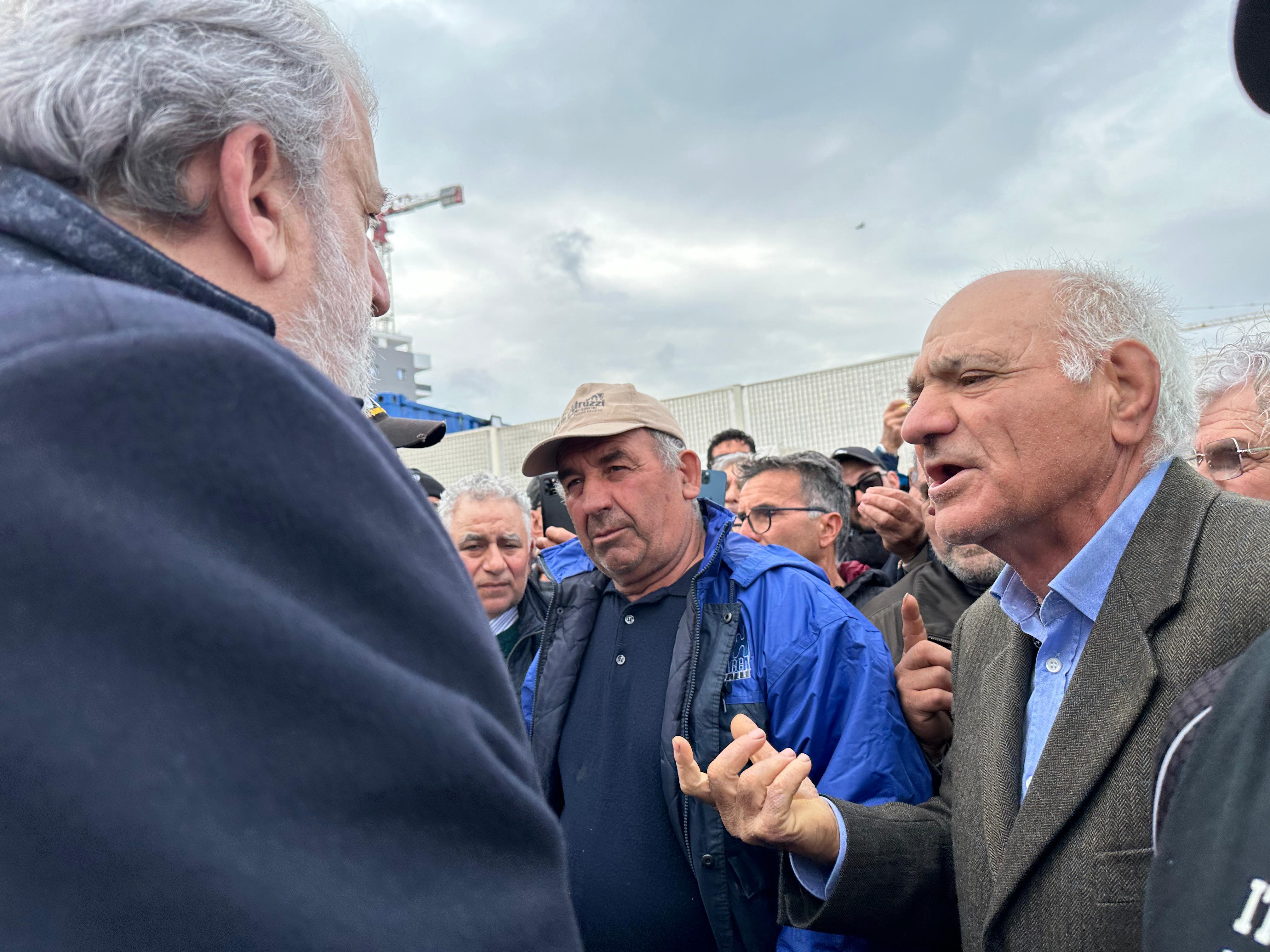 Galleria EMILIANO E PENTASSUGLIA INCONTRANO I RAPPRESENTANTI DEL MOVIMENTO SPONTANEO DI AGRICOLTORI SALENTINI NELLA SEDE CONSIGLIO REGIONALE: “DOBBIAMO STAR LORO VICINI E ASCOLTARLI” - Diapositiva 10 di 10