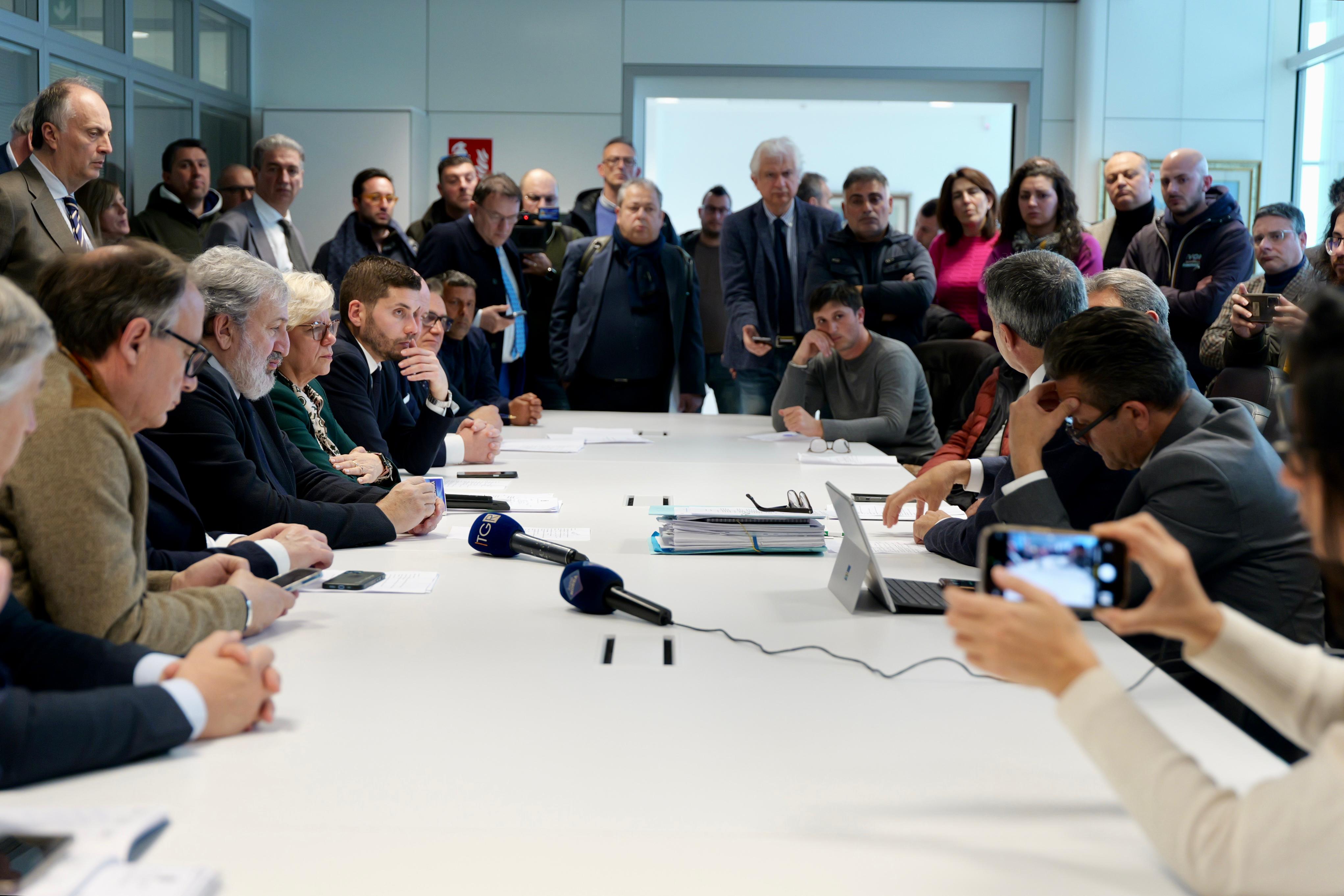 Galleria EMILIANO E PENTASSUGLIA INCONTRANO I RAPPRESENTANTI DEL MOVIMENTO SPONTANEO DI AGRICOLTORI SALENTINI NELLA SEDE CONSIGLIO REGIONALE: “DOBBIAMO STAR LORO VICINI E ASCOLTARLI” - Diapositiva 3 di 10