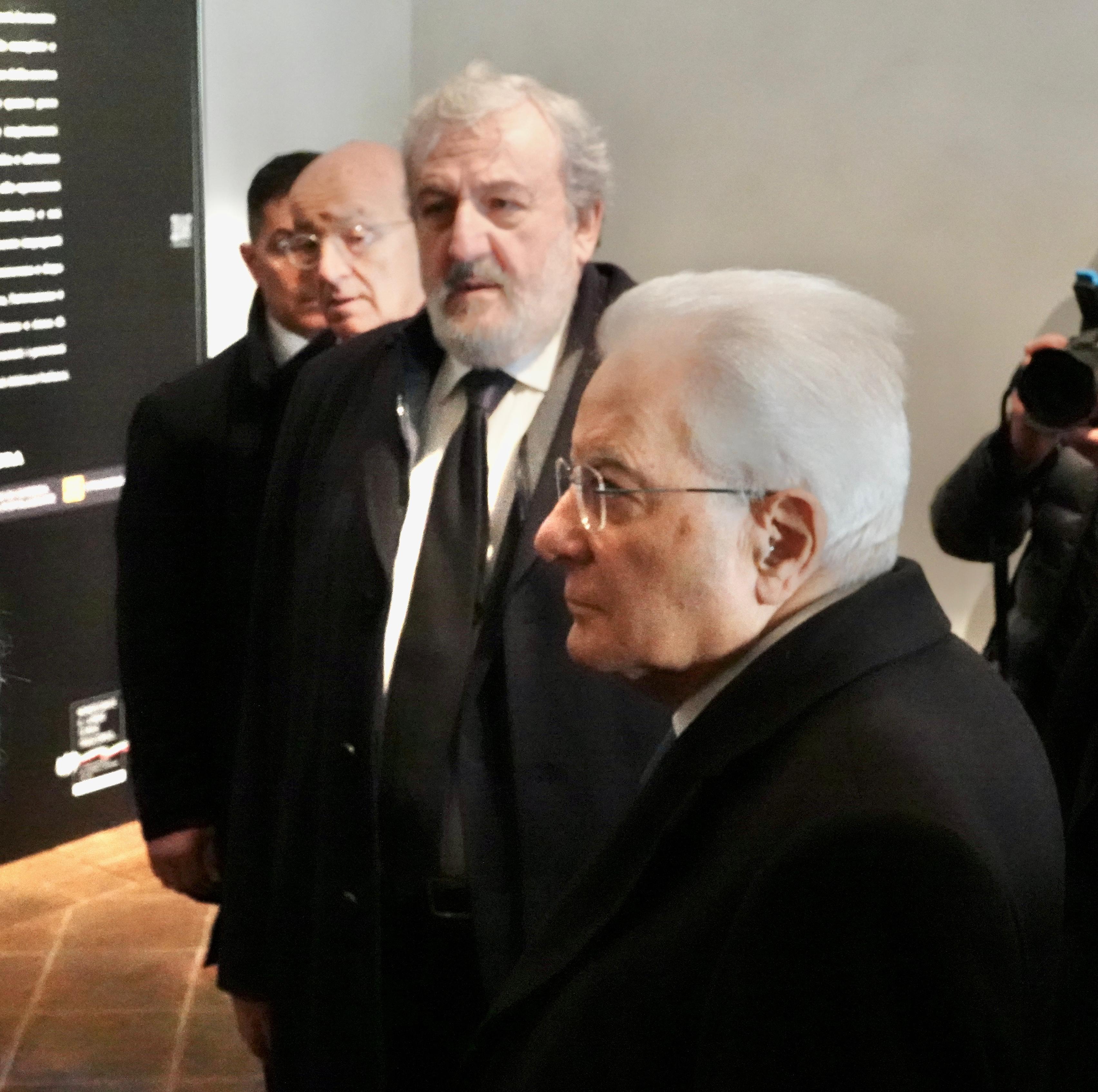 Galleria Il presidente della Repubblica Sergio Mattarella e il presidente della Regione Puglia Michele Emiliano alla mostra sulle stragi nazifasciste nella Guerra di Liberazione 1943-1945 - Diapositiva 1 di 17