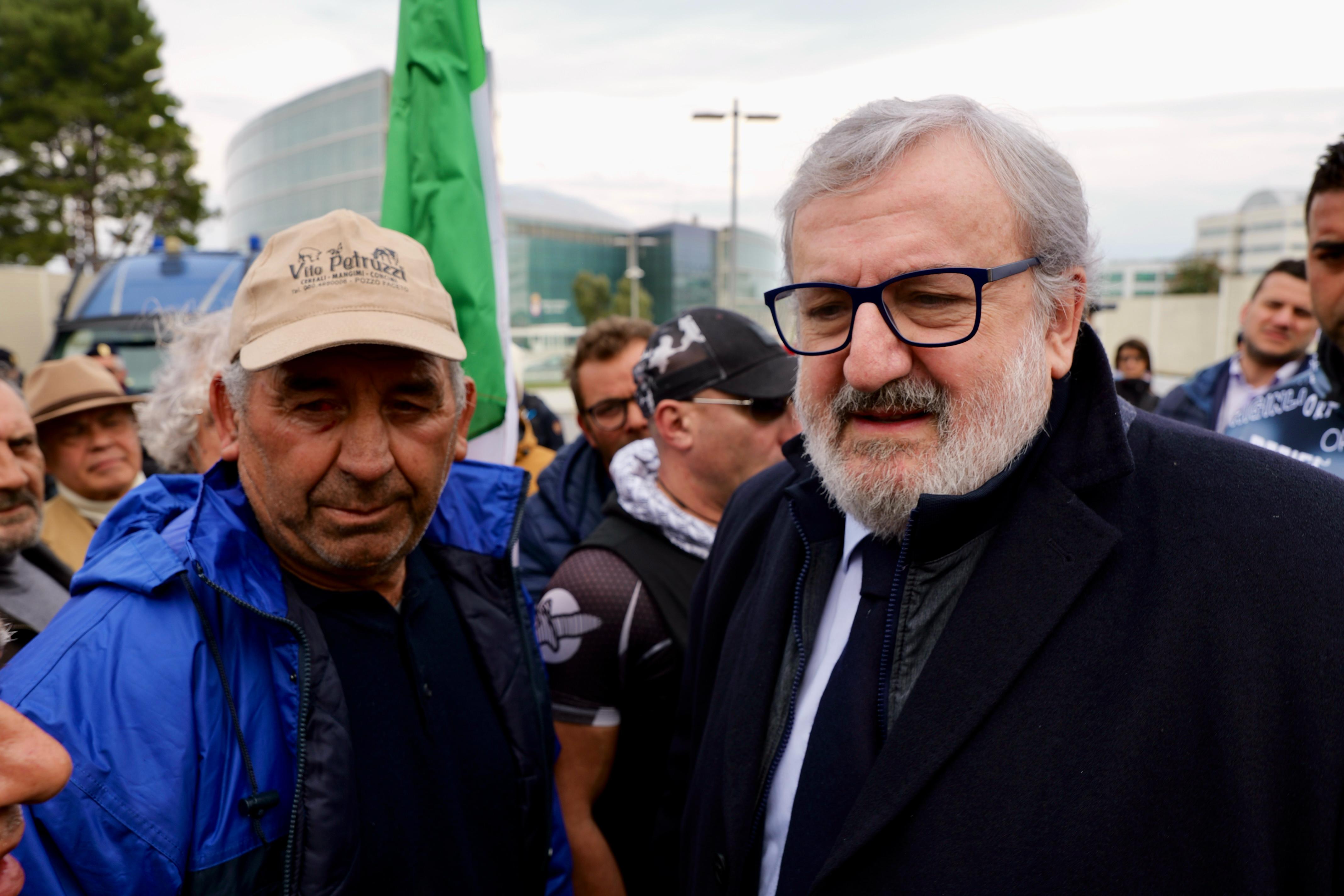 Galleria EMILIANO E PENTASSUGLIA INCONTRANO I RAPPRESENTANTI DEL MOVIMENTO SPONTANEO DI AGRICOLTORI SALENTINI NELLA SEDE CONSIGLIO REGIONALE: “DOBBIAMO STAR LORO VICINI E ASCOLTARLI” - Diapositiva 8 di 10