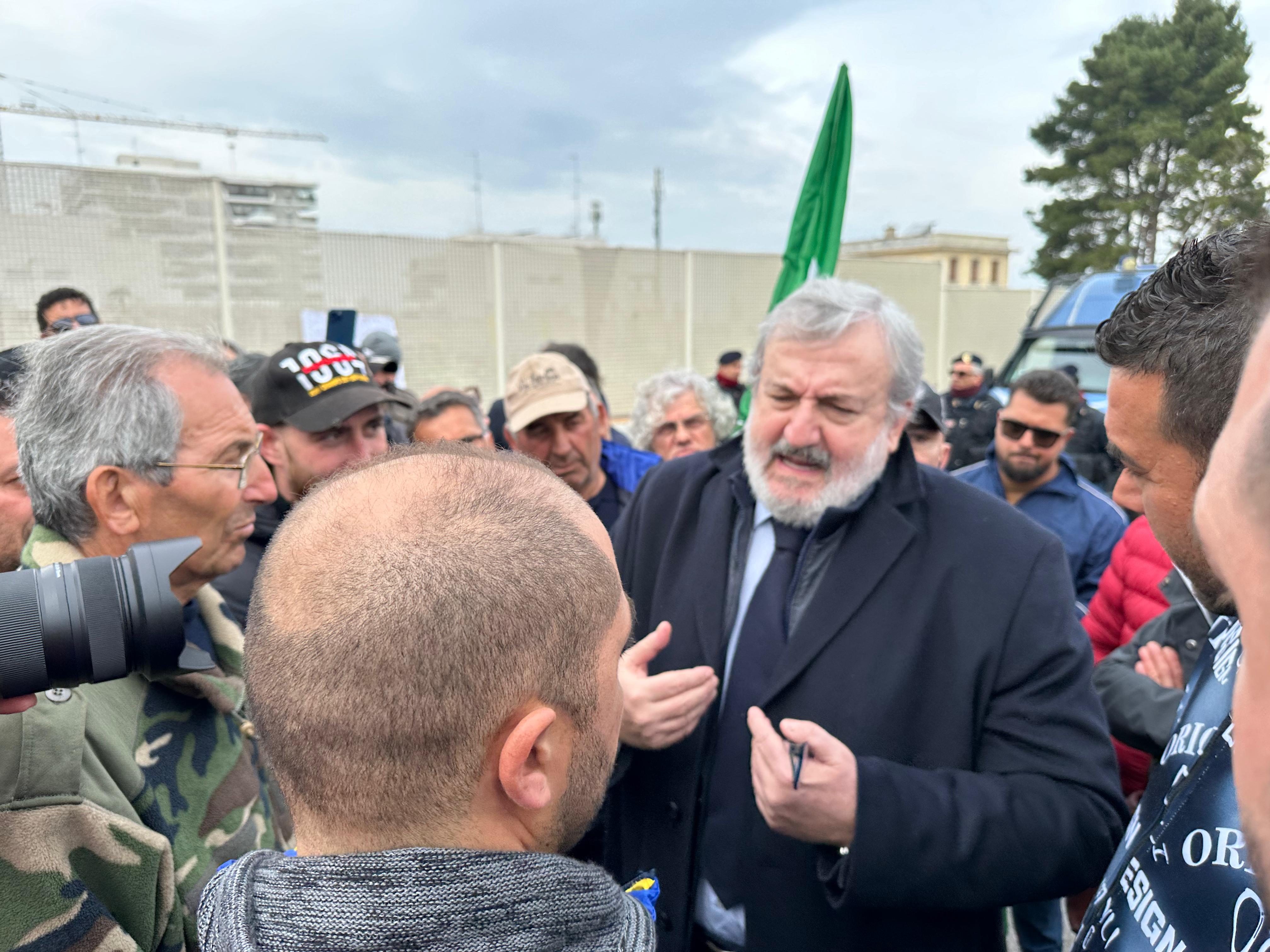 Galleria EMILIANO E PENTASSUGLIA INCONTRANO I RAPPRESENTANTI DEL MOVIMENTO SPONTANEO DI AGRICOLTORI SALENTINI NELLA SEDE CONSIGLIO REGIONALE: “DOBBIAMO STAR LORO VICINI E ASCOLTARLI” - Diapositiva 4 di 10