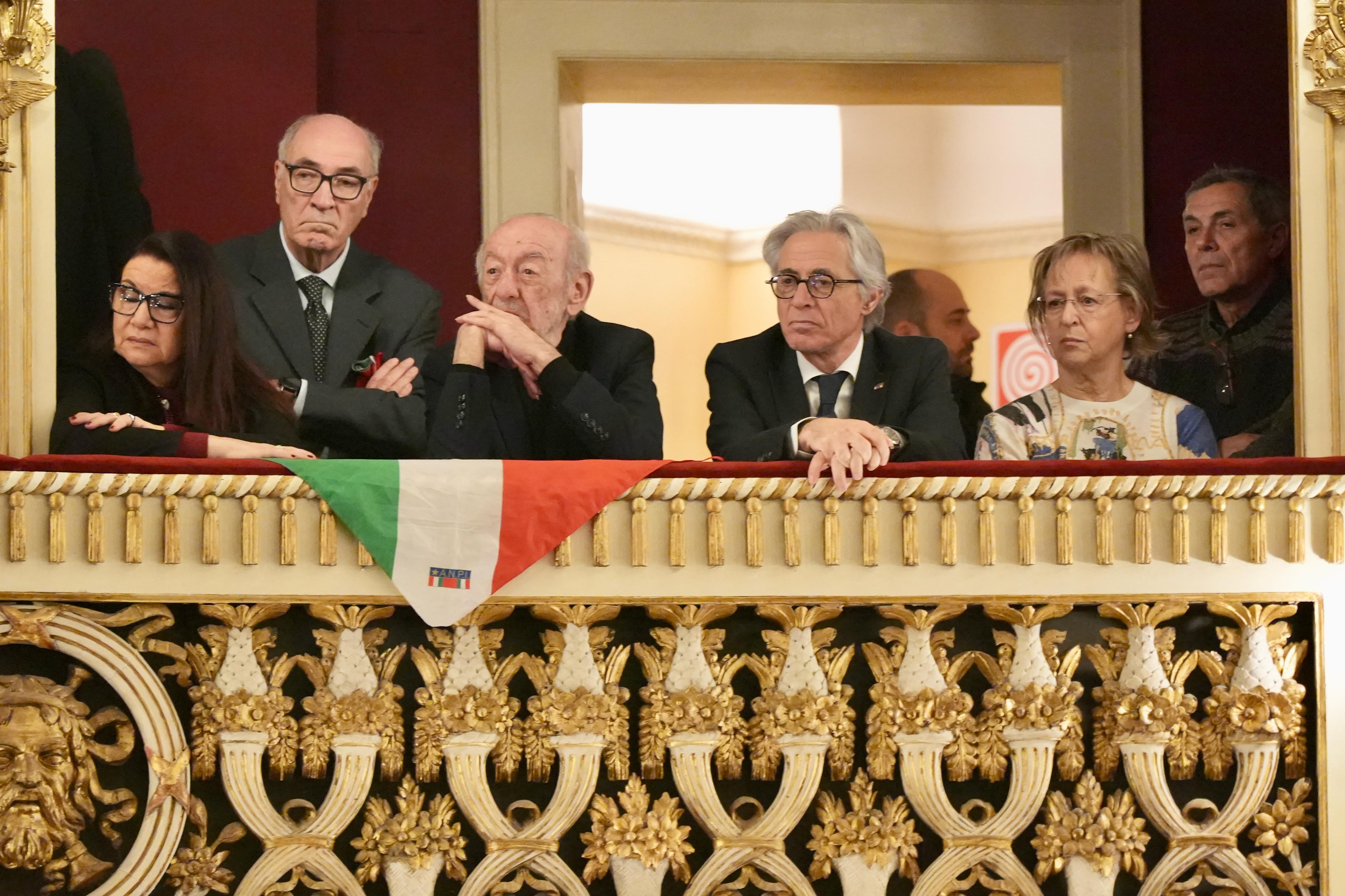Galleria Il presidente della Repubblica Sergio Mattarella e il presidente della Regione Puglia Michele Emiliano alla mostra sulle stragi nazifasciste nella Guerra di Liberazione 1943-1945 - Diapositiva 11 di 17