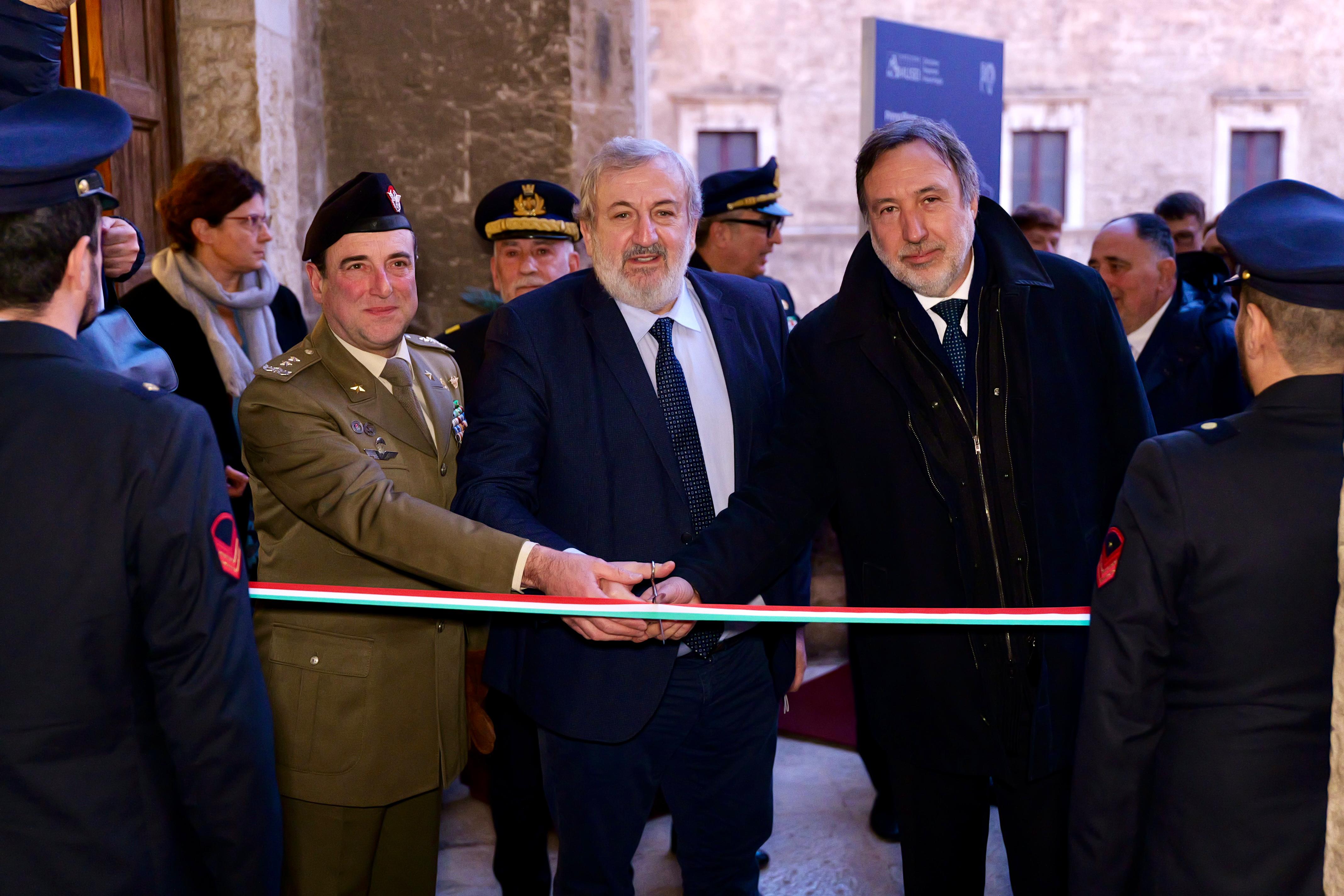 Galleria Il Presidente Emiliano al Castello Svevo di Bari per l’inaugurazione della mostra sulle stragi nazifasciste nella Guerra di Liberazione: “Anche così i pugliesi potranno celebrare la Giornata della memoria” - Diapositiva 7 di 12
