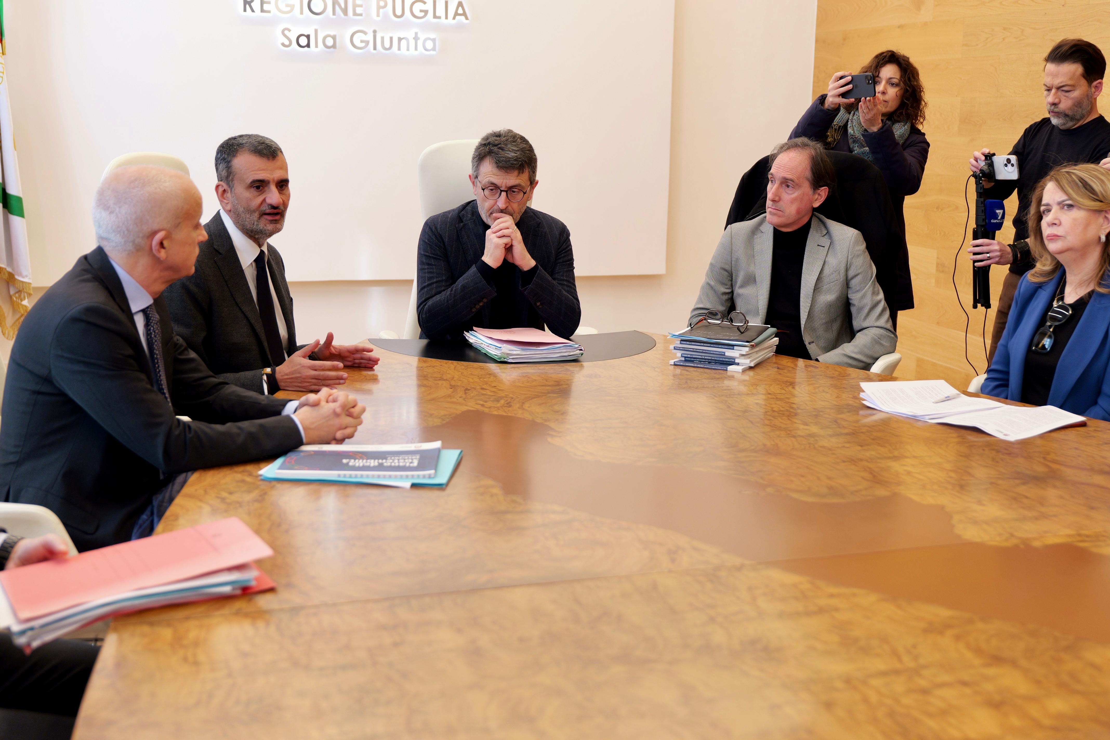 Galleria Tavolo regionale di contrasto all’abusivismo edilizio, presidente Decaro: “Regione al fianco dei Comuni. La legalità è una priorità e leva di sviluppo” - Diapositiva 4 di 7