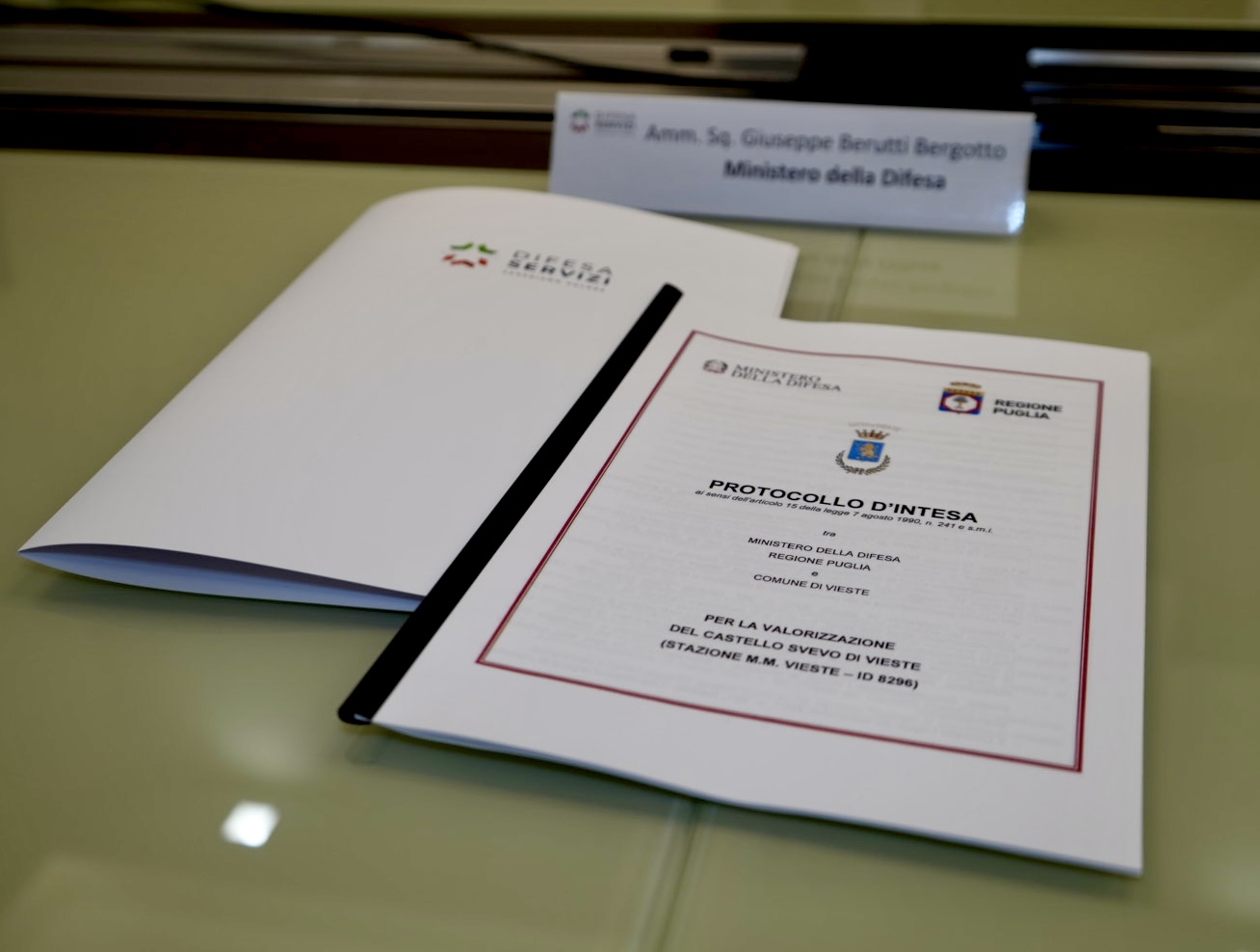 Galleria Patrimonio immobiliare della Difesa: firmato a Roma, presso la sede di Difesa Servizi, il Protocollo d’intesa per la valorizzazione ad uso duale del Castello Svevo di Vieste (Fg) - Diapositiva 2 di 20