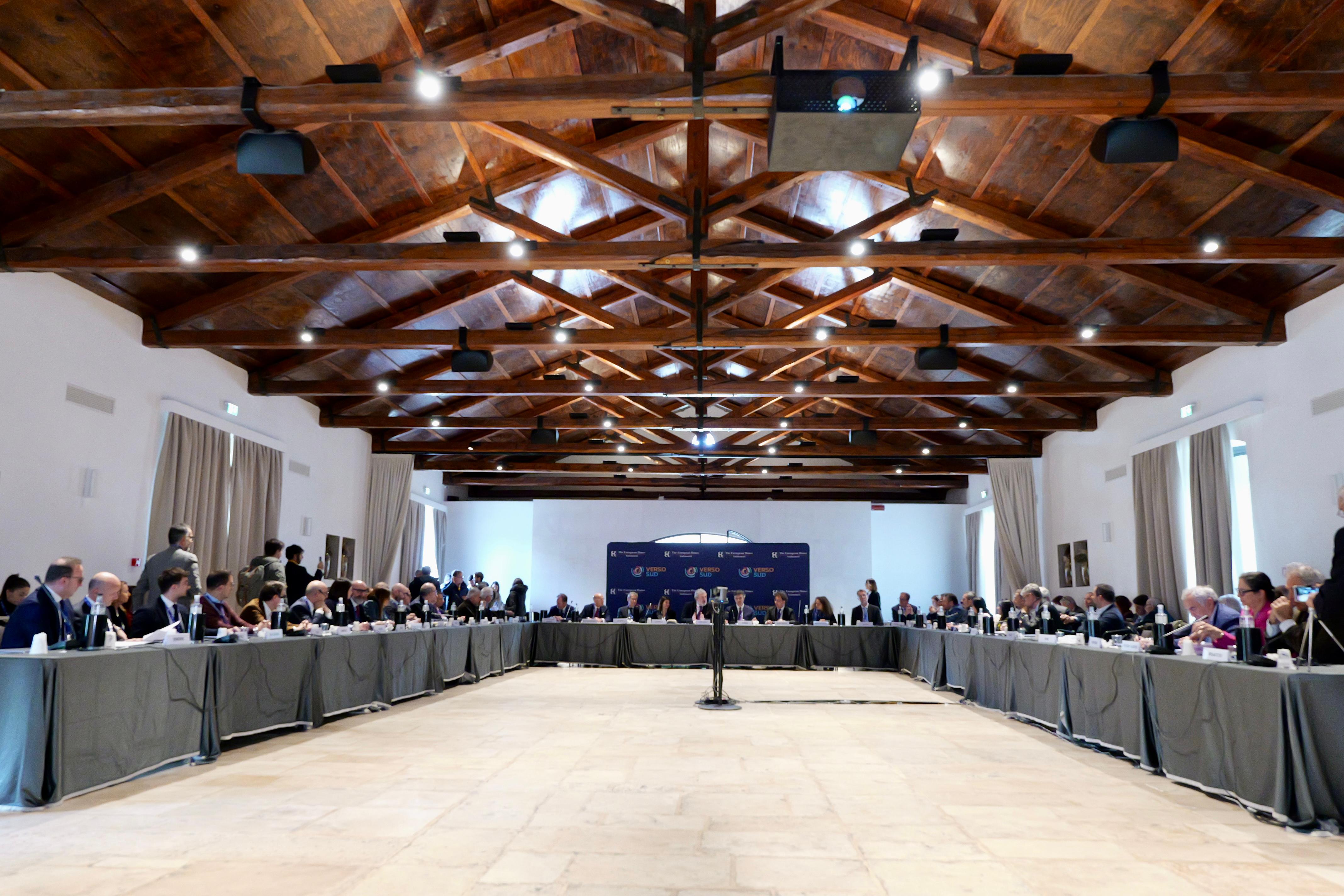 Galleria Bari, il presidente Emiliano alla terza edizione di Verso Sud, roadshow territoriale di The European House: “I dati che presentiamo oggi sulla Puglia ci rendono ottimisti” - Diapositiva 1 di 8