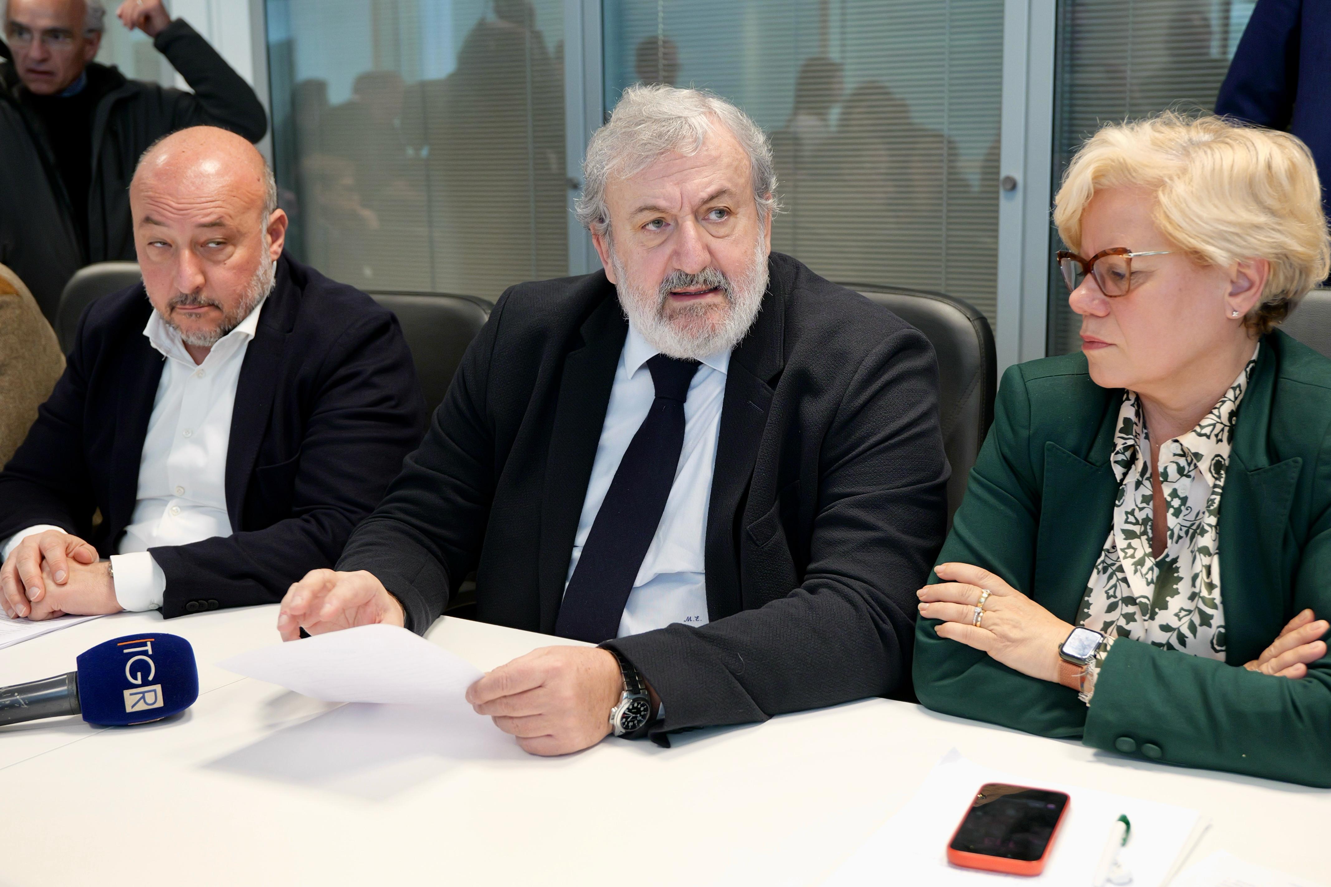 Galleria EMILIANO E PENTASSUGLIA INCONTRANO I RAPPRESENTANTI DEL MOVIMENTO SPONTANEO DI AGRICOLTORI SALENTINI NELLA SEDE CONSIGLIO REGIONALE: “DOBBIAMO STAR LORO VICINI E ASCOLTARLI” - Diapositiva 9 di 10