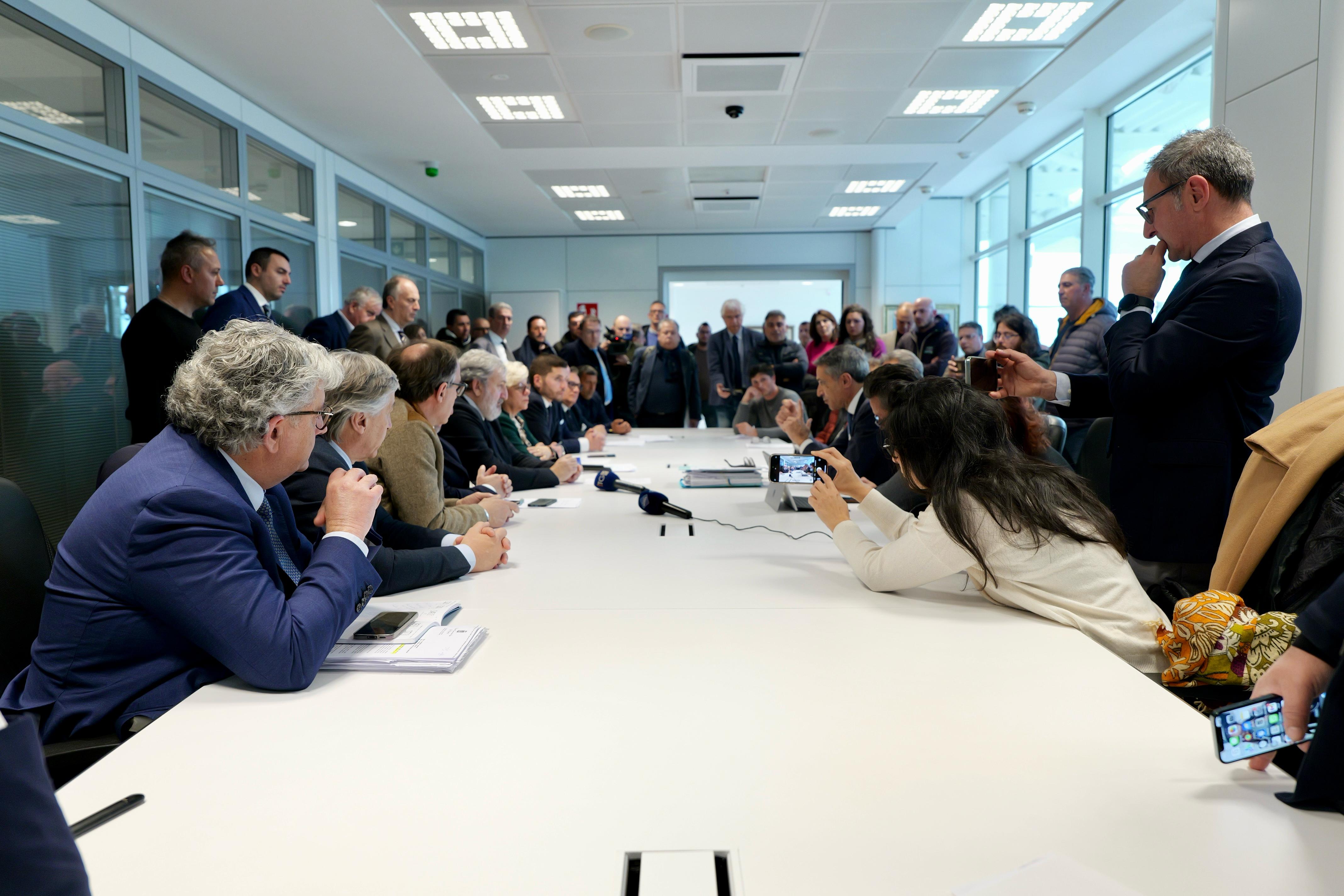 Galleria EMILIANO E PENTASSUGLIA INCONTRANO I RAPPRESENTANTI DEL MOVIMENTO SPONTANEO DI AGRICOLTORI SALENTINI NELLA SEDE CONSIGLIO REGIONALE: “DOBBIAMO STAR LORO VICINI E ASCOLTARLI” - Diapositiva 1 di 10