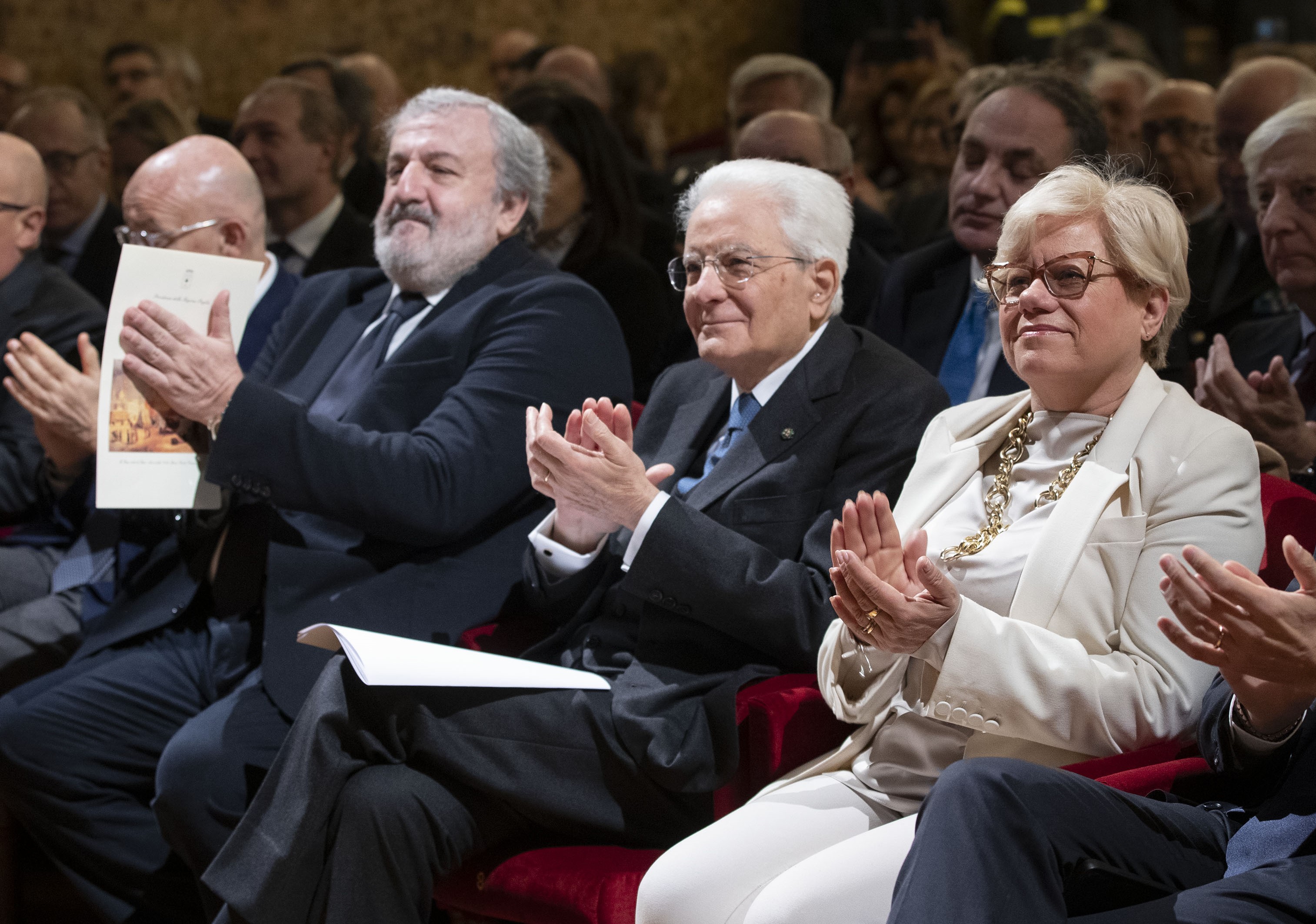 Galleria Il presidente della Repubblica Sergio Mattarella e il presidente della Regione Puglia Michele Emiliano alla mostra sulle stragi nazifasciste nella Guerra di Liberazione 1943-1945 - Diapositiva 16 di 17