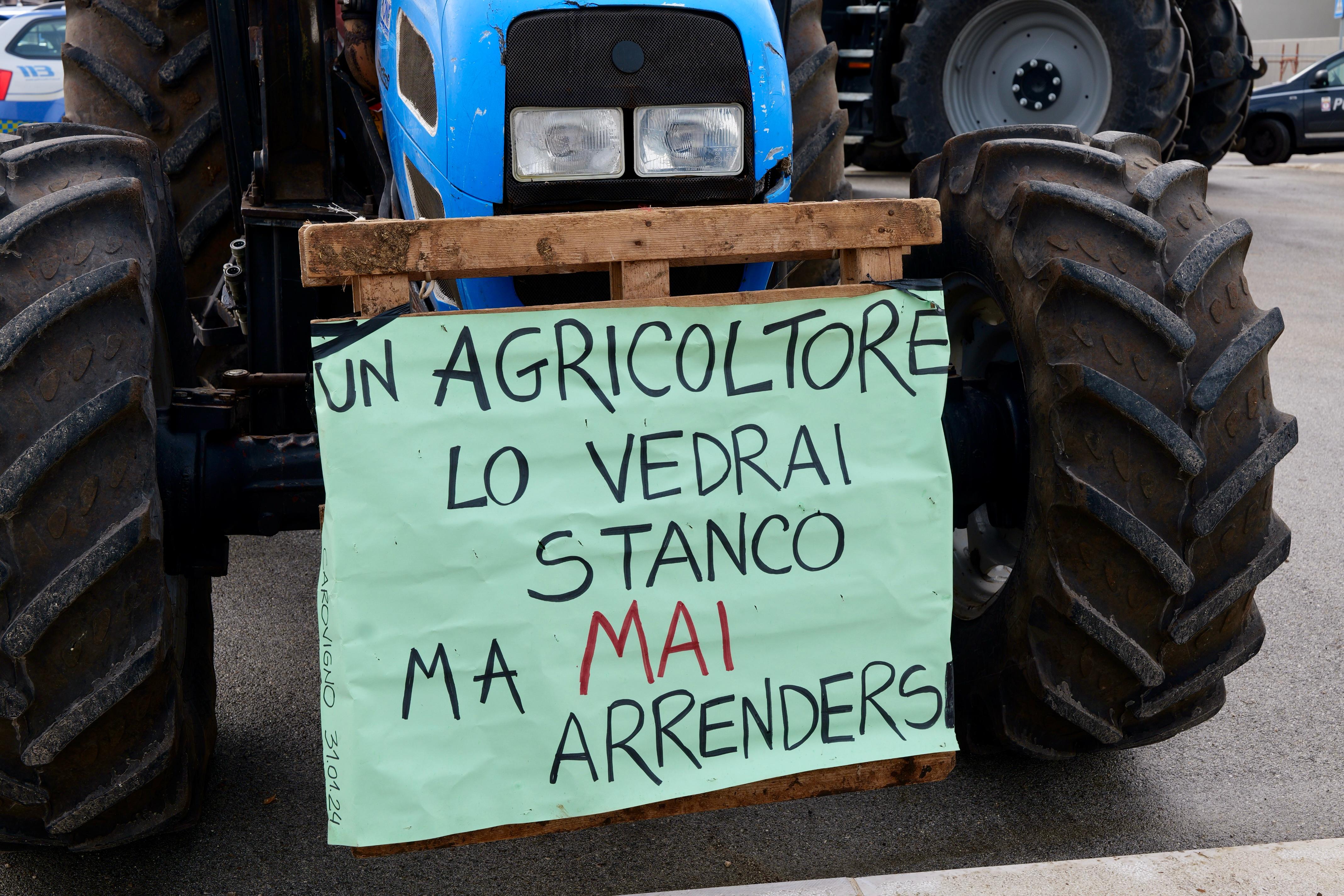 Galleria EMILIANO E PENTASSUGLIA INCONTRANO I RAPPRESENTANTI DEL MOVIMENTO SPONTANEO DI AGRICOLTORI SALENTINI NELLA SEDE CONSIGLIO REGIONALE: “DOBBIAMO STAR LORO VICINI E ASCOLTARLI” - Diapositiva 5 di 10