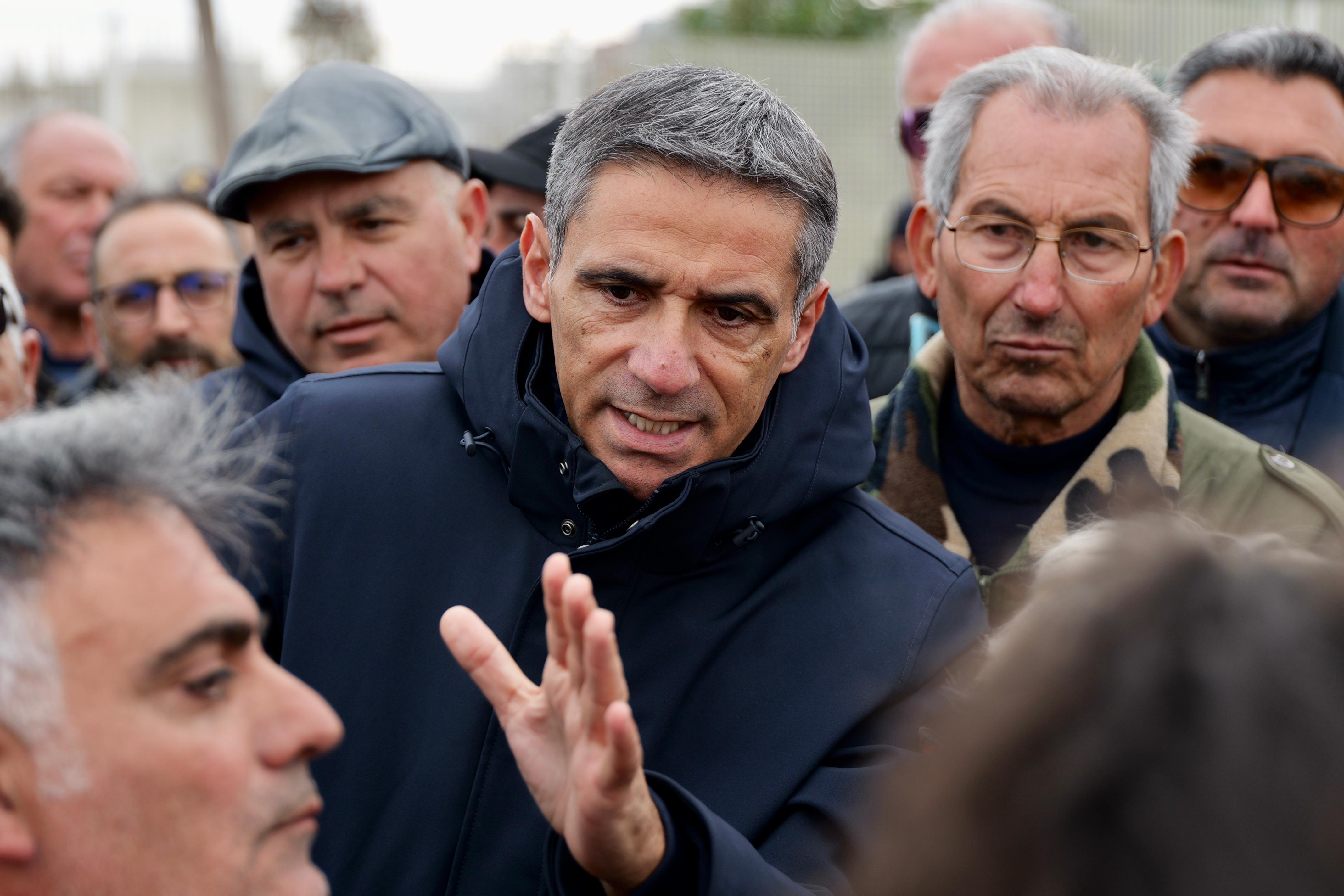 Galleria EMILIANO E PENTASSUGLIA INCONTRANO I RAPPRESENTANTI DEL MOVIMENTO SPONTANEO DI AGRICOLTORI SALENTINI NELLA SEDE CONSIGLIO REGIONALE: “DOBBIAMO STAR LORO VICINI E ASCOLTARLI” - Diapositiva 6 di 10